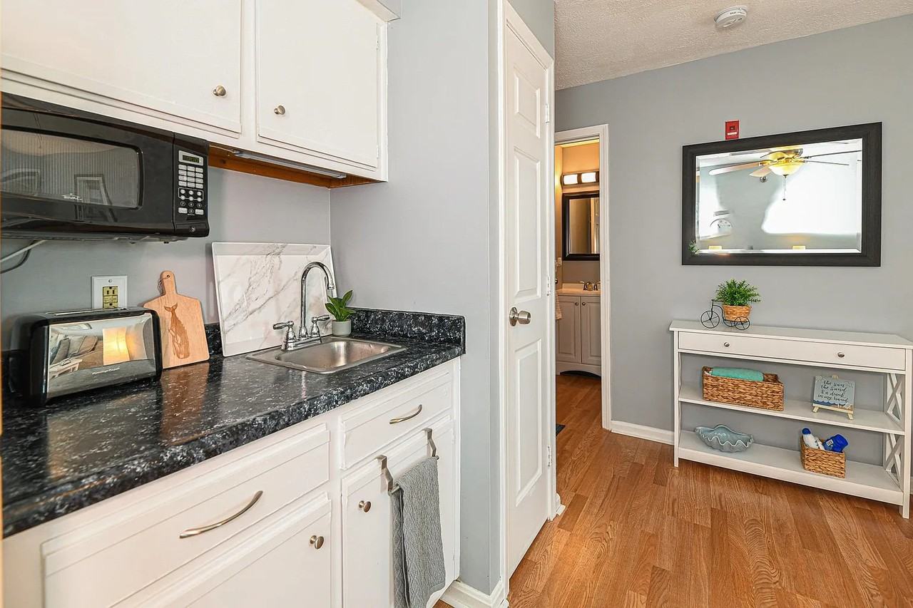 32 Ashworth Ave #418 - Photo 3 of 15