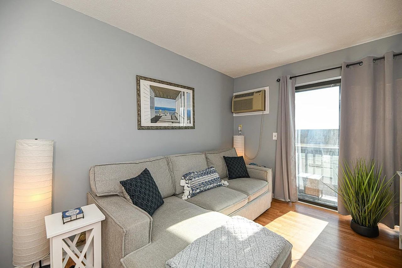32 Ashworth Ave #418 - Photo 7 of 15