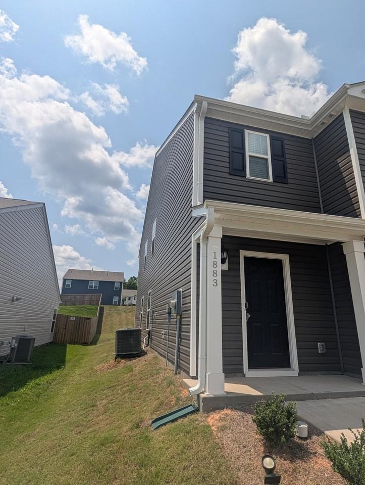 1883 Bridle Ln - Photo 2 of 18
