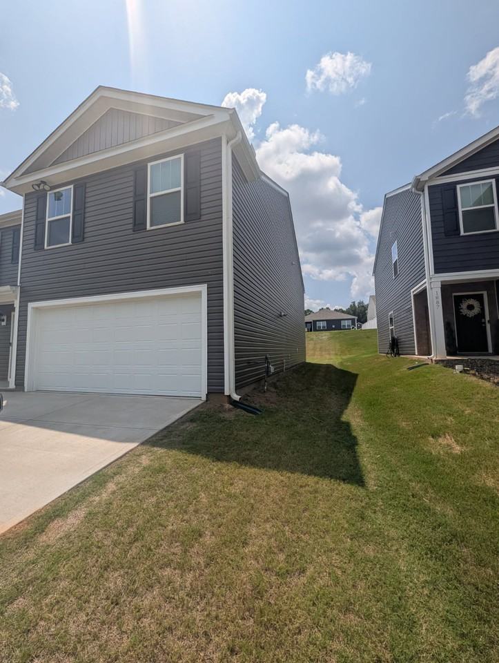 1883 Bridle Ln - Photo 3 of 18