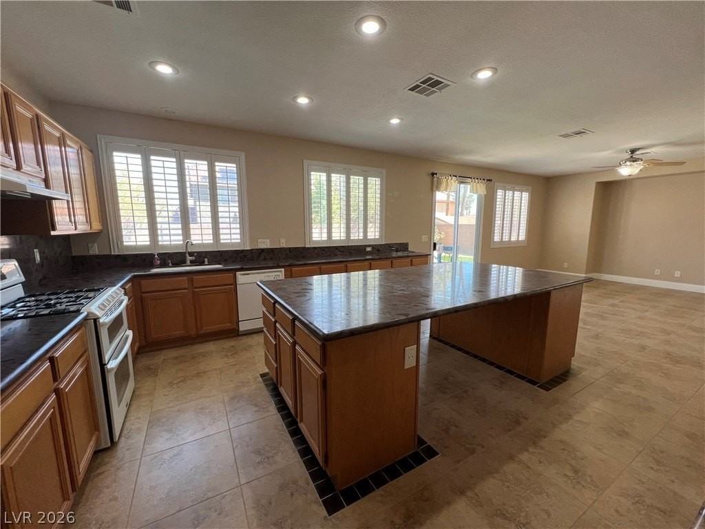 196 Golden Crown Ave - Photo 4 of 26