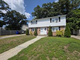 featured image of 17 Wamsetta Ave
