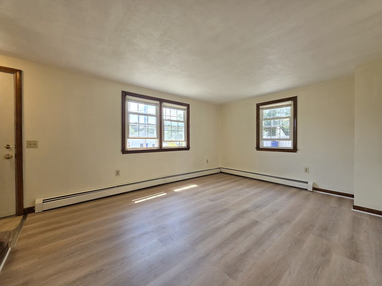 17-19 Wamsetta Ave - Photo 2 of 13