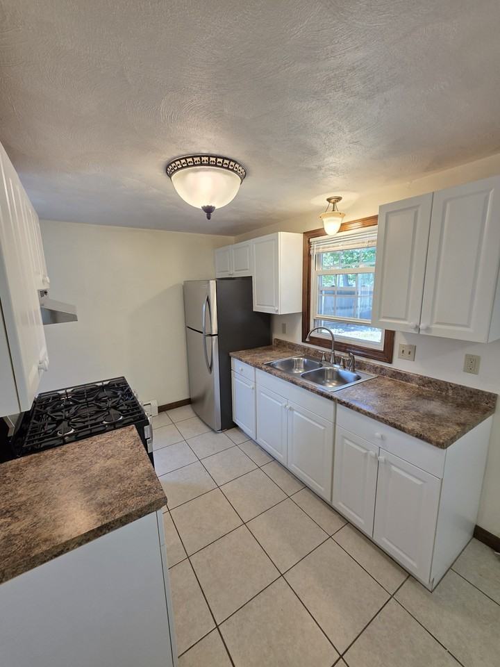 17-19 Wamsetta Ave - Photo 5 of 13