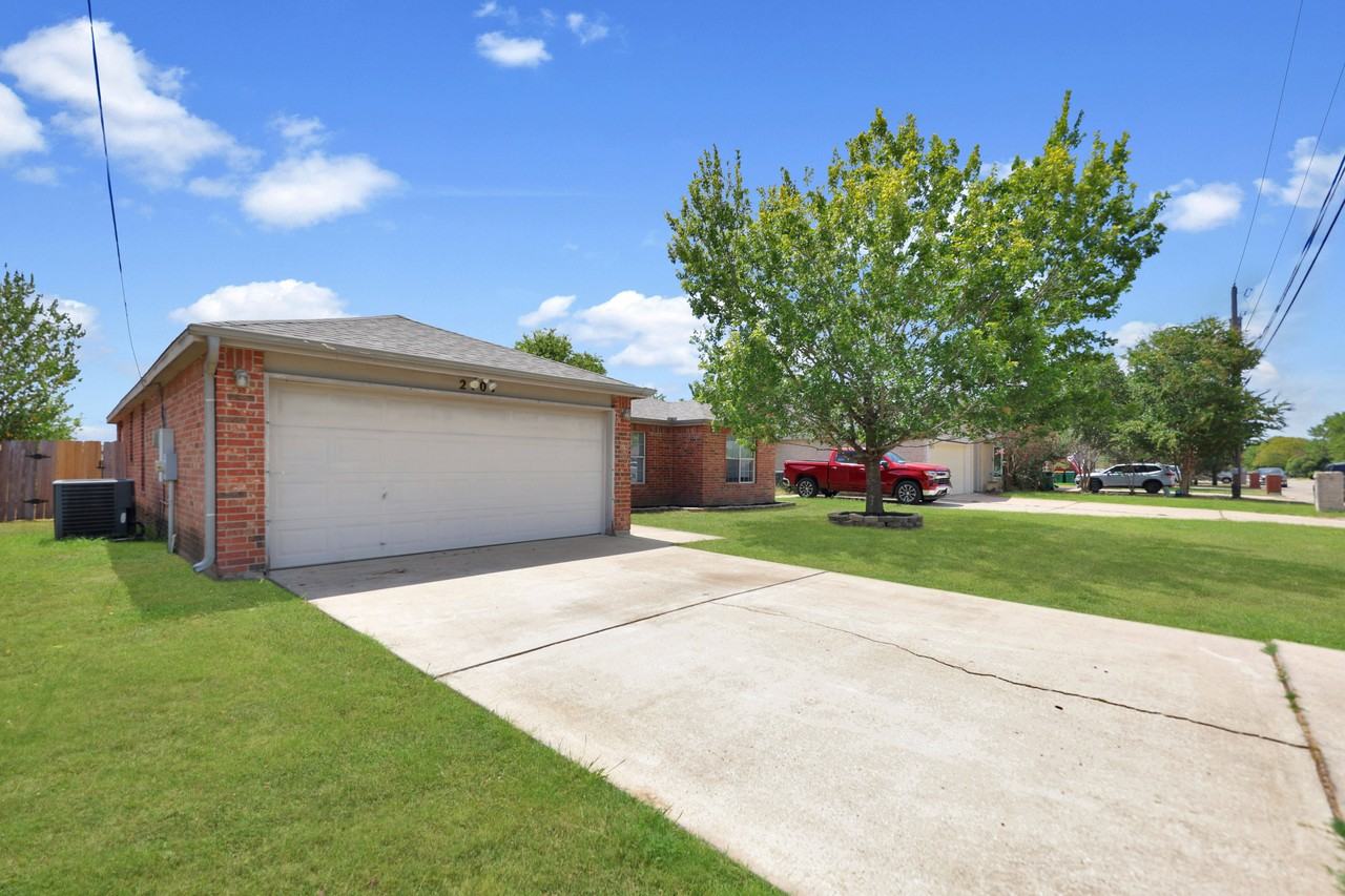 2107 Miller St - Photo 2 of 26