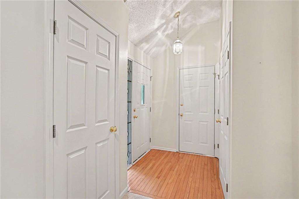 2724 Chipperfield Rd - Photo 3 of 33