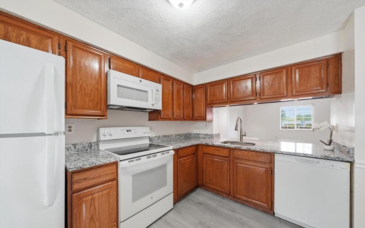 2807 Shepperton Ter - Photo 4 of 29