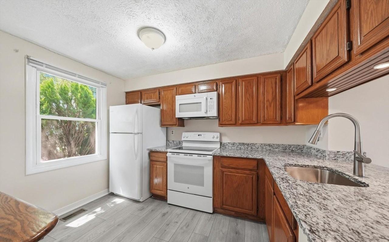 2807 Shepperton Ter - Photo 5 of 29
