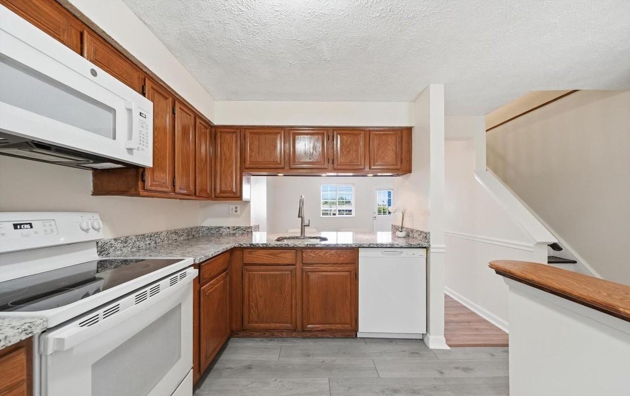 2807 Shepperton Ter - Photo 6 of 29