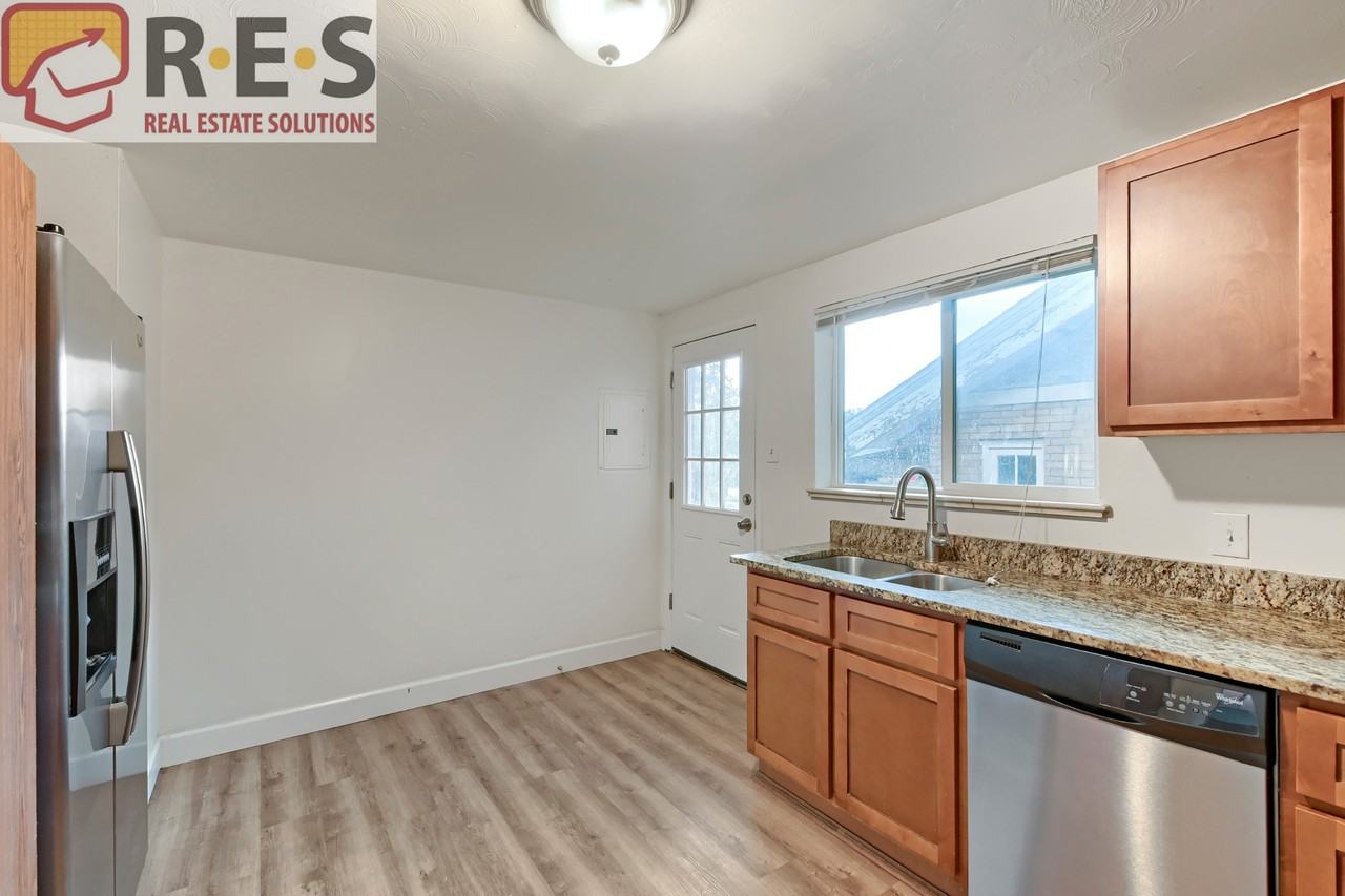 3144 N Vine St - Photo 5 of 17