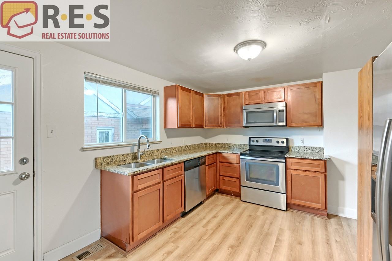 3144 N Vine St - Photo 6 of 17