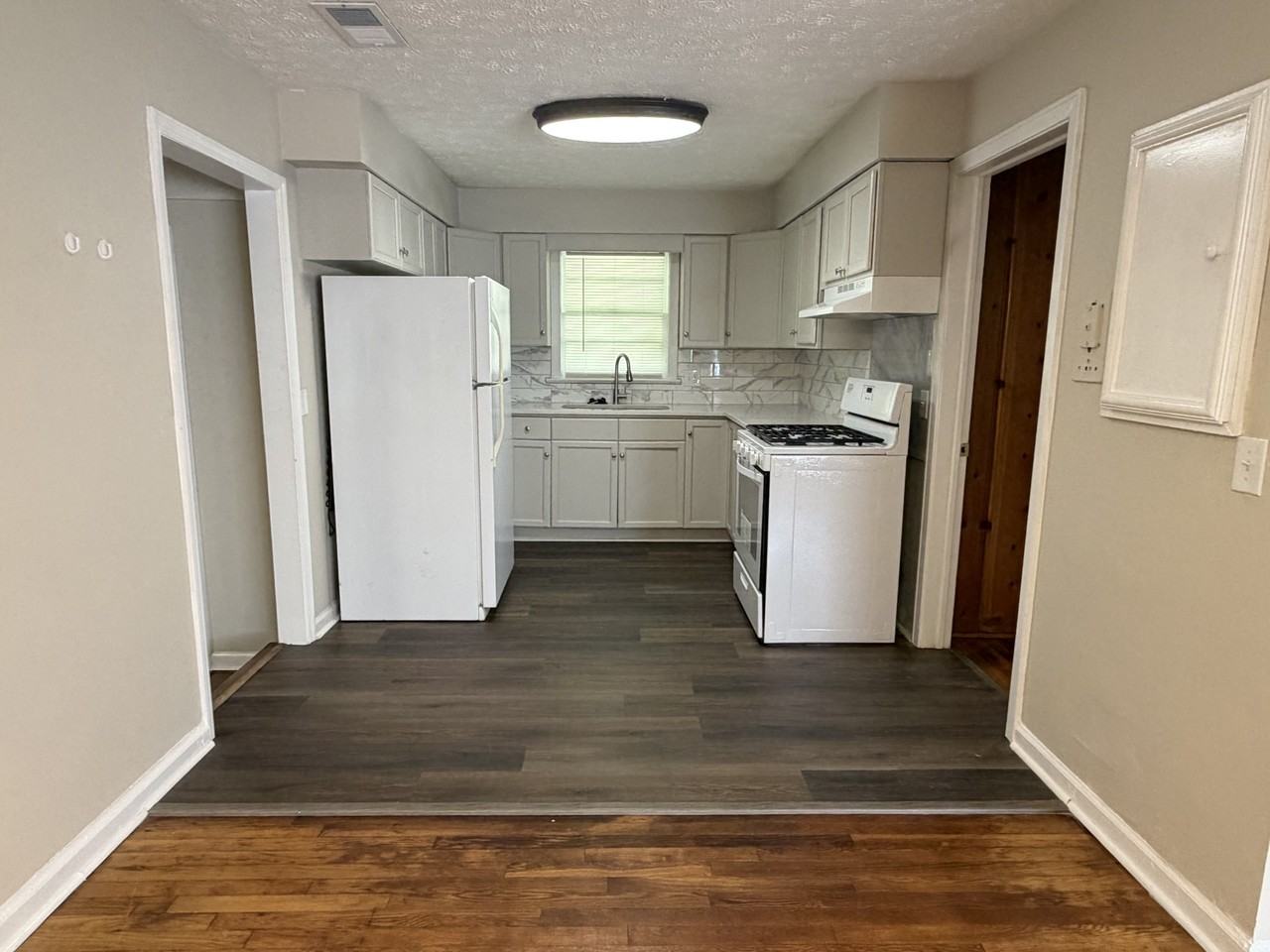 2673 Fernwood Ave - Photo 3 of 15