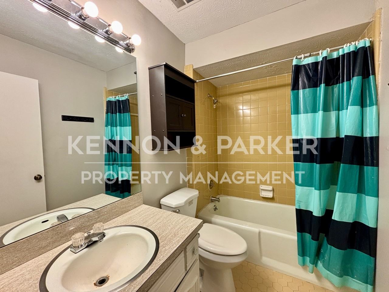 1810 Spring Valley Dr - Photo 4 of 18