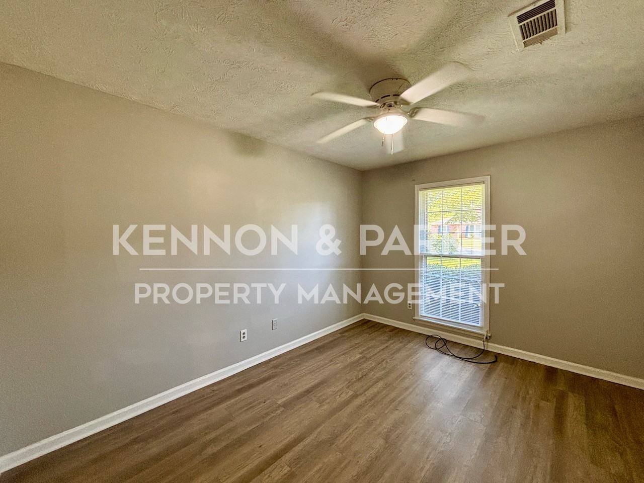 1810 Spring Valley Dr - Photo 5 of 18