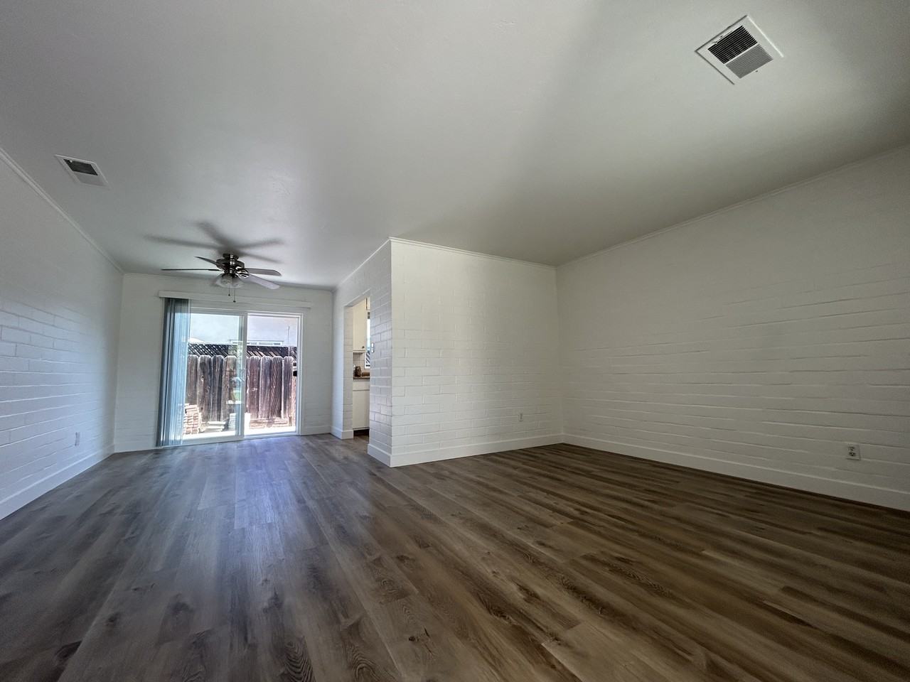 235 W Beverly Pl - Photo 2 of 11