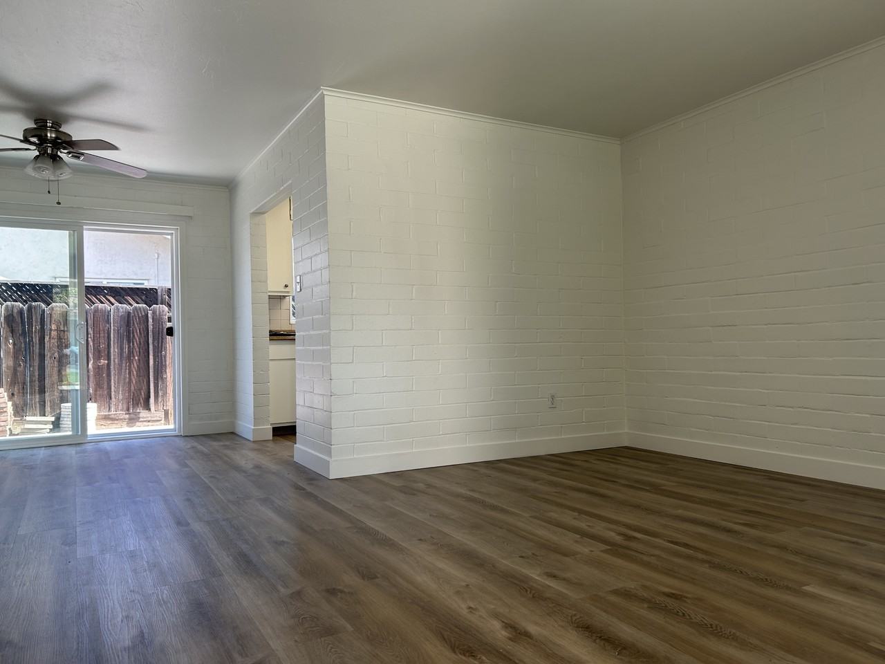 235 W Beverly Pl - Photo 3 of 11