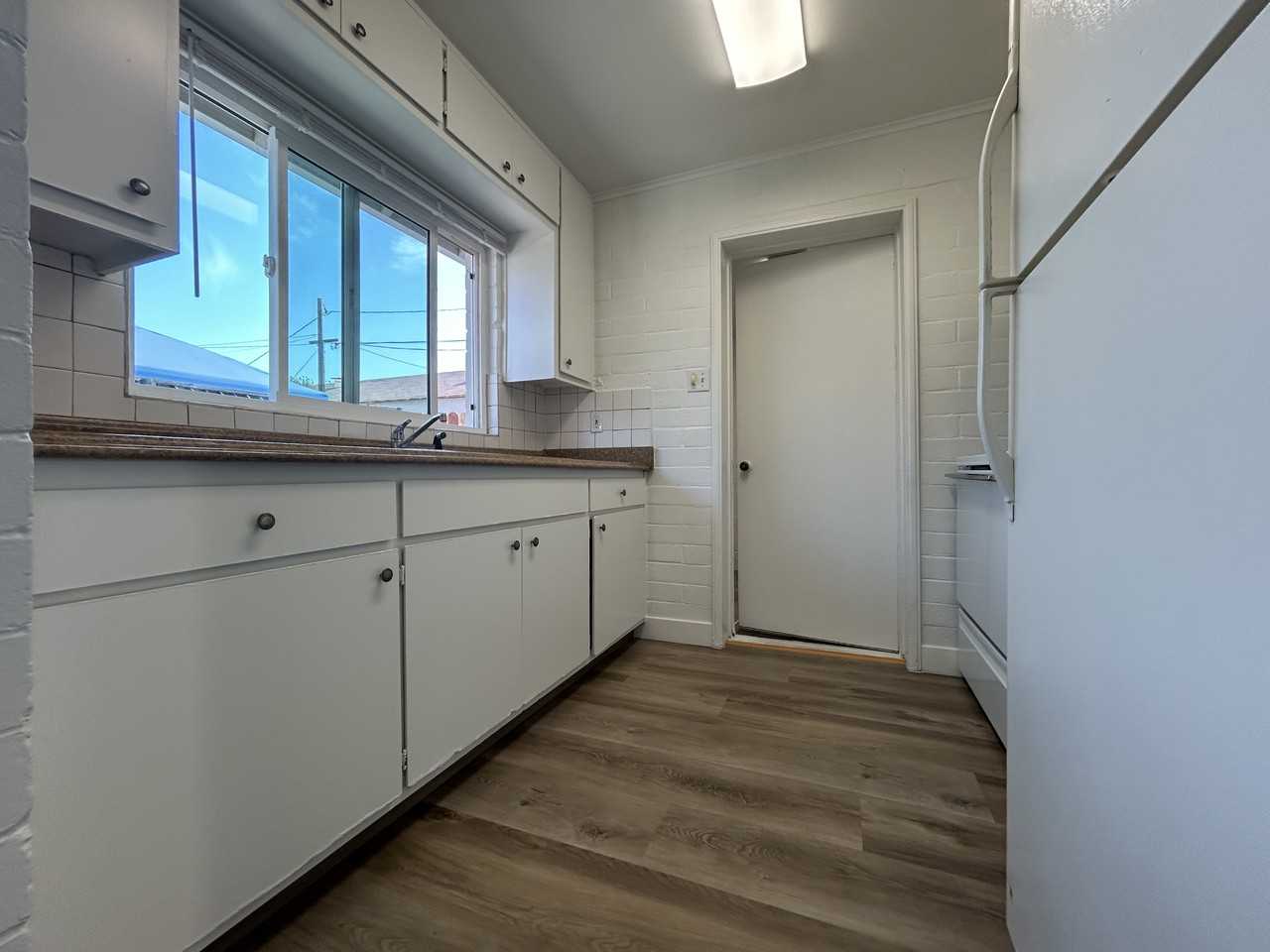 235 W Beverly Pl - Photo 7 of 11
