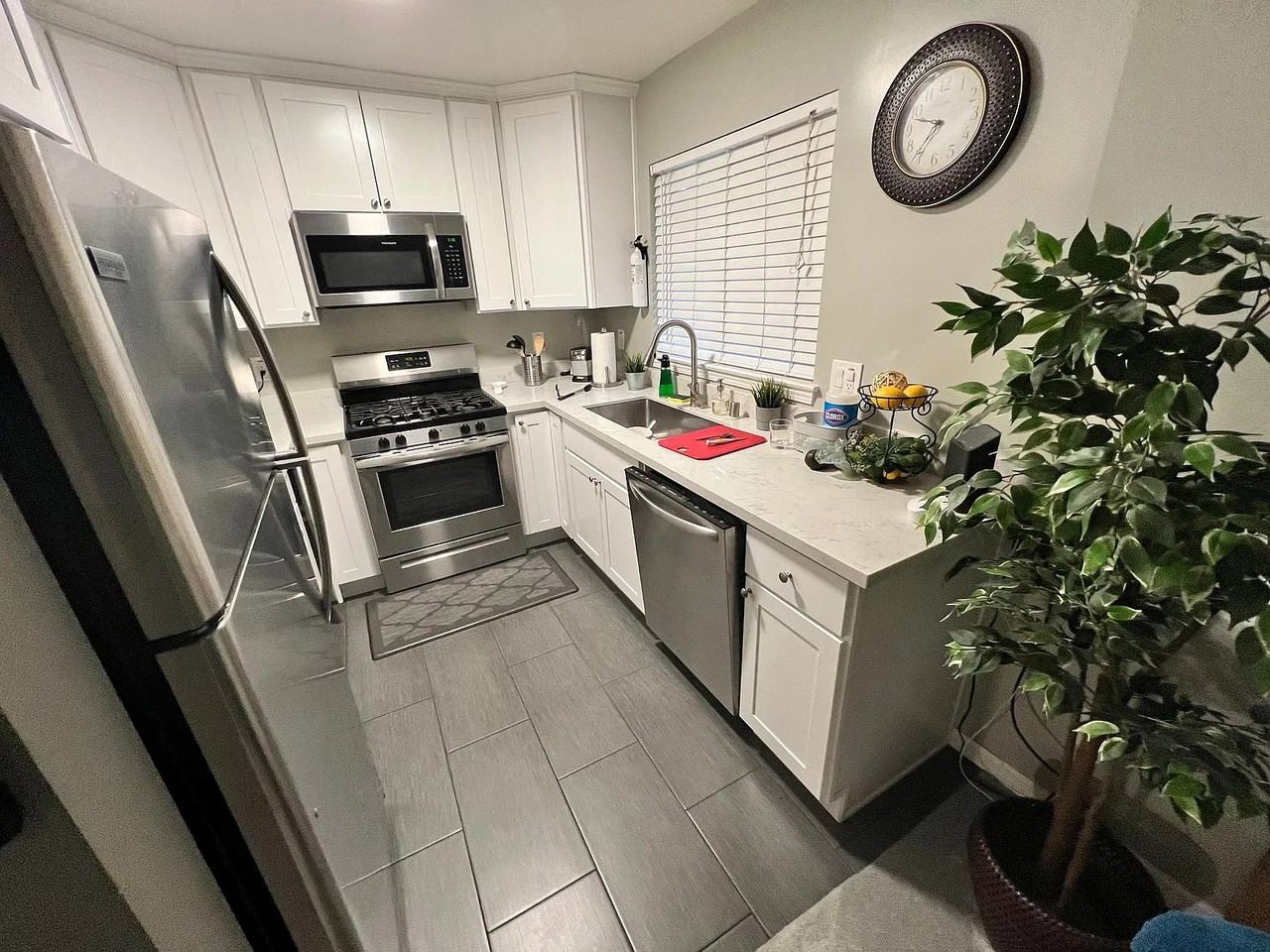 821 University Ave - Photo 2 of 8