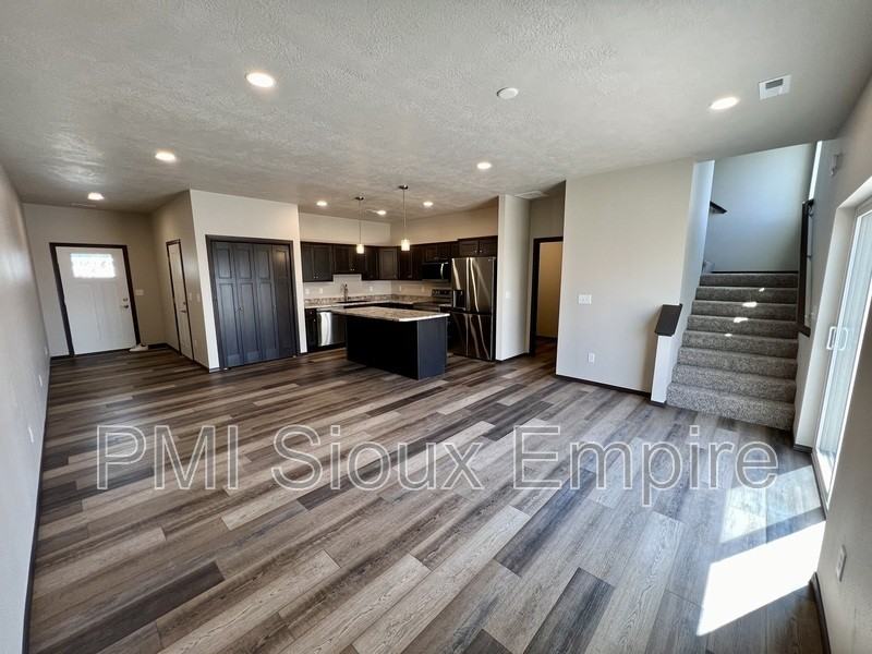5927 S Whisper Creek Pl - Photo 4 of 11