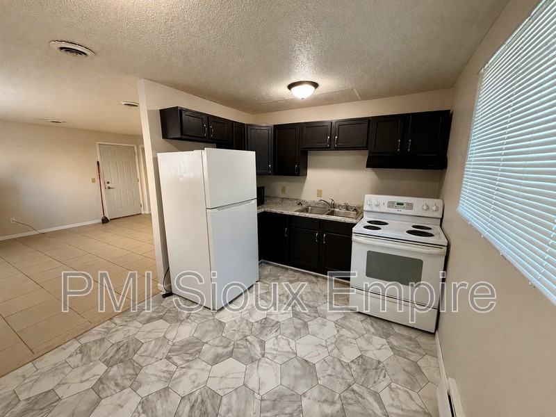 705 W 18th St #2
