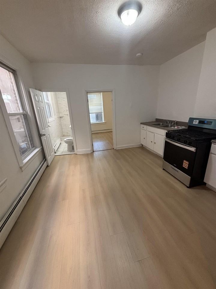 406 Woodlawn Ave #1 - Photo 2 of 6