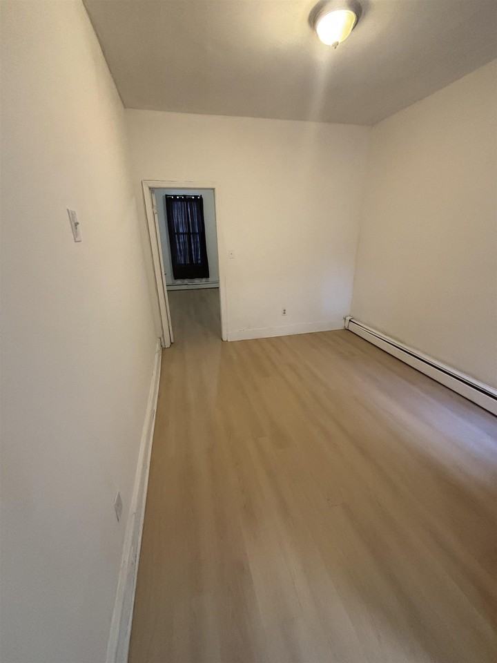 406 Woodlawn Ave #1 - Photo 3 of 6