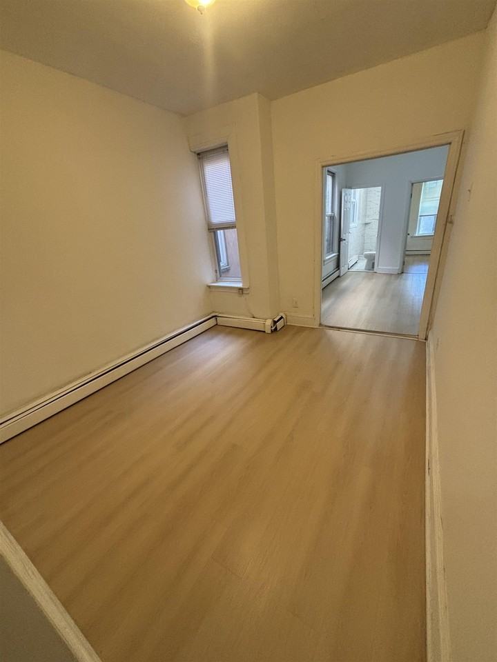 406 Woodlawn Ave #1 - Photo 4 of 6