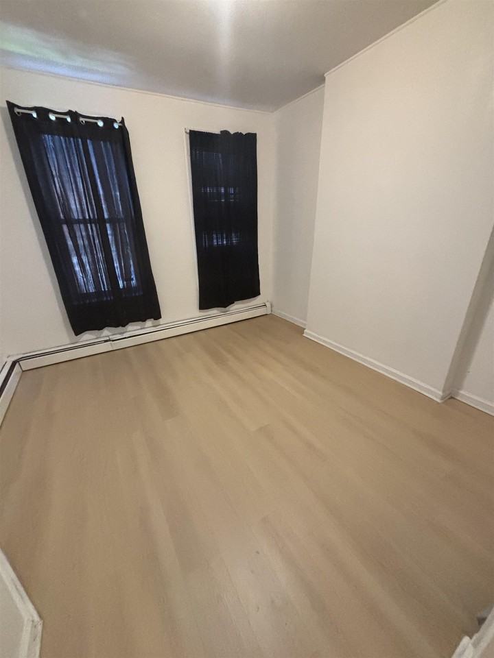 406 Woodlawn Ave #1 - Photo 5 of 6