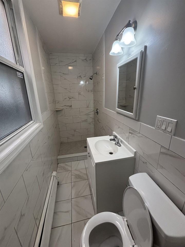 406 Woodlawn Ave #1 - Photo 6 of 6