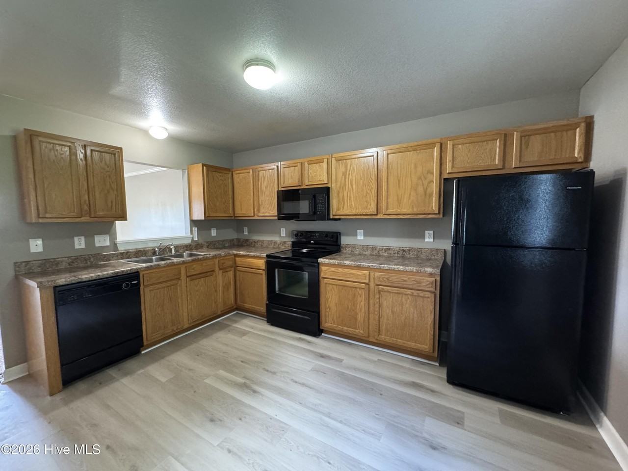 302 Streamwood Dr - Photo 3 of 10