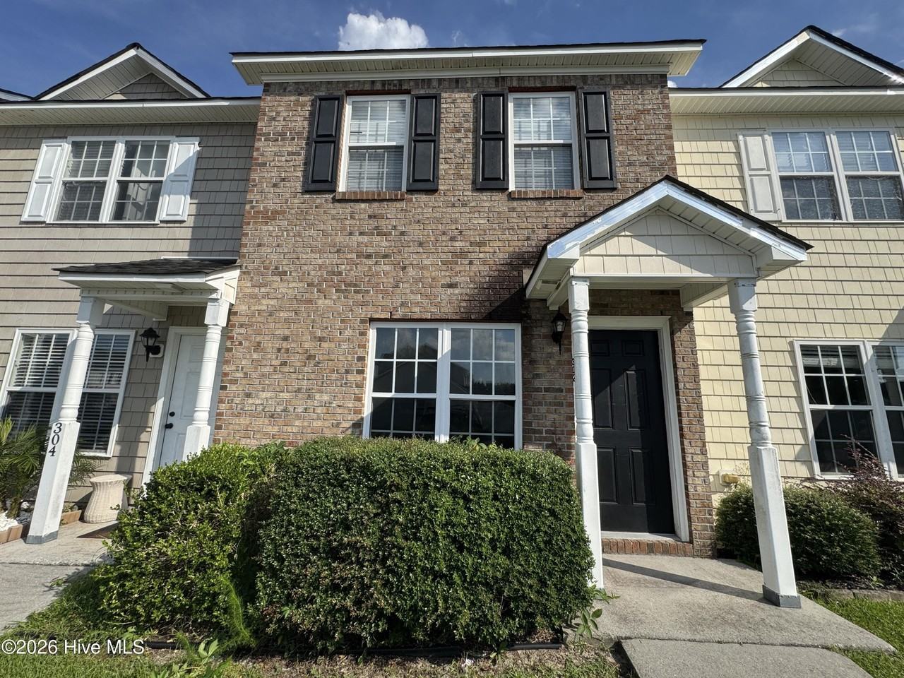 302 Streamwood Dr - Photo 5 of 10