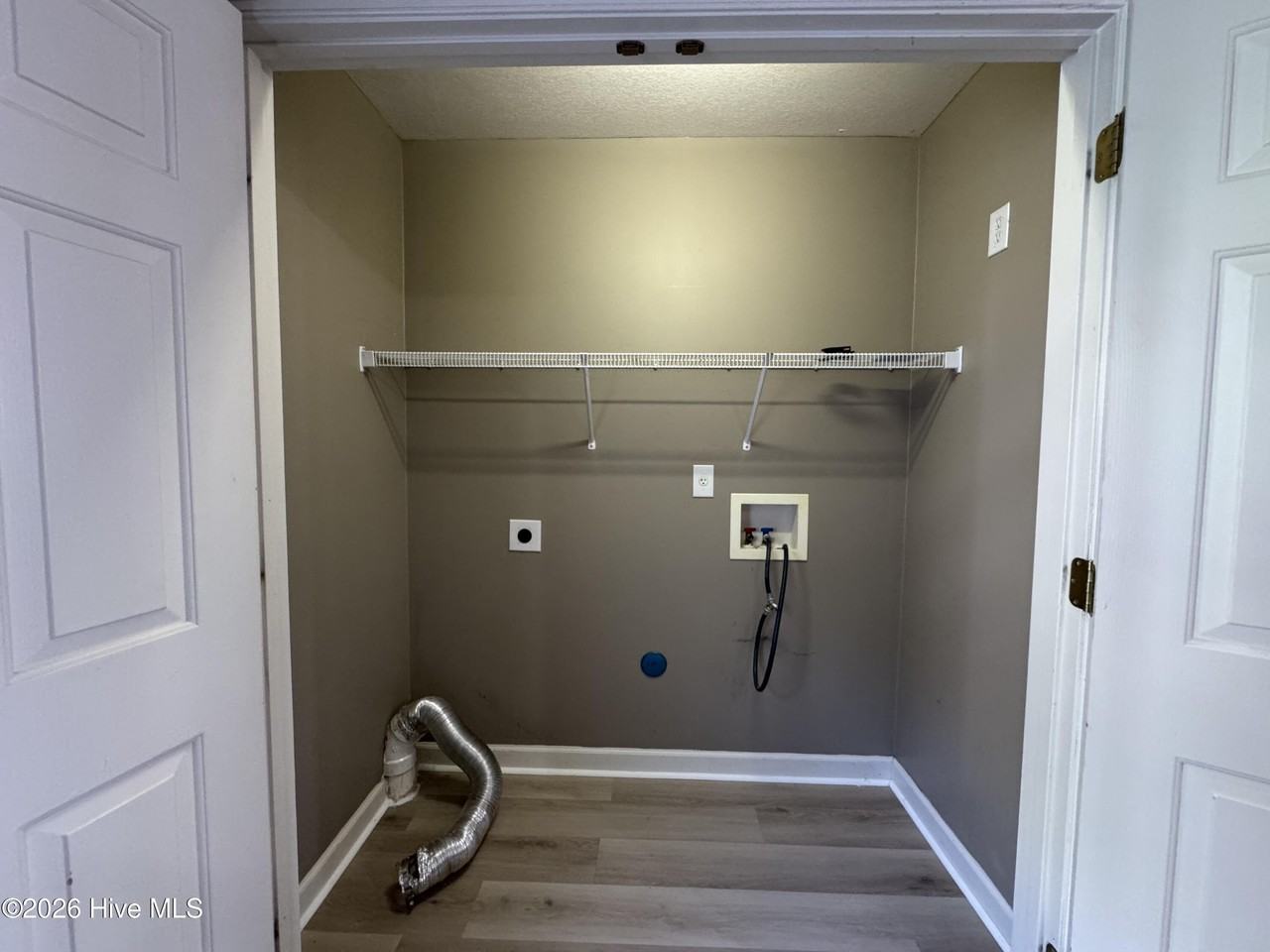 302 Streamwood Dr - Photo 7 of 10