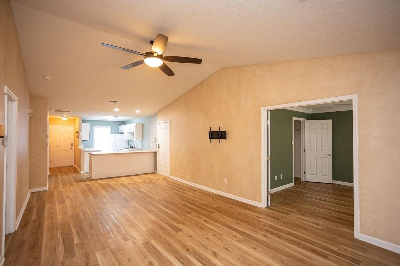 6053 Sanibel Dr - Photo 2 of 30