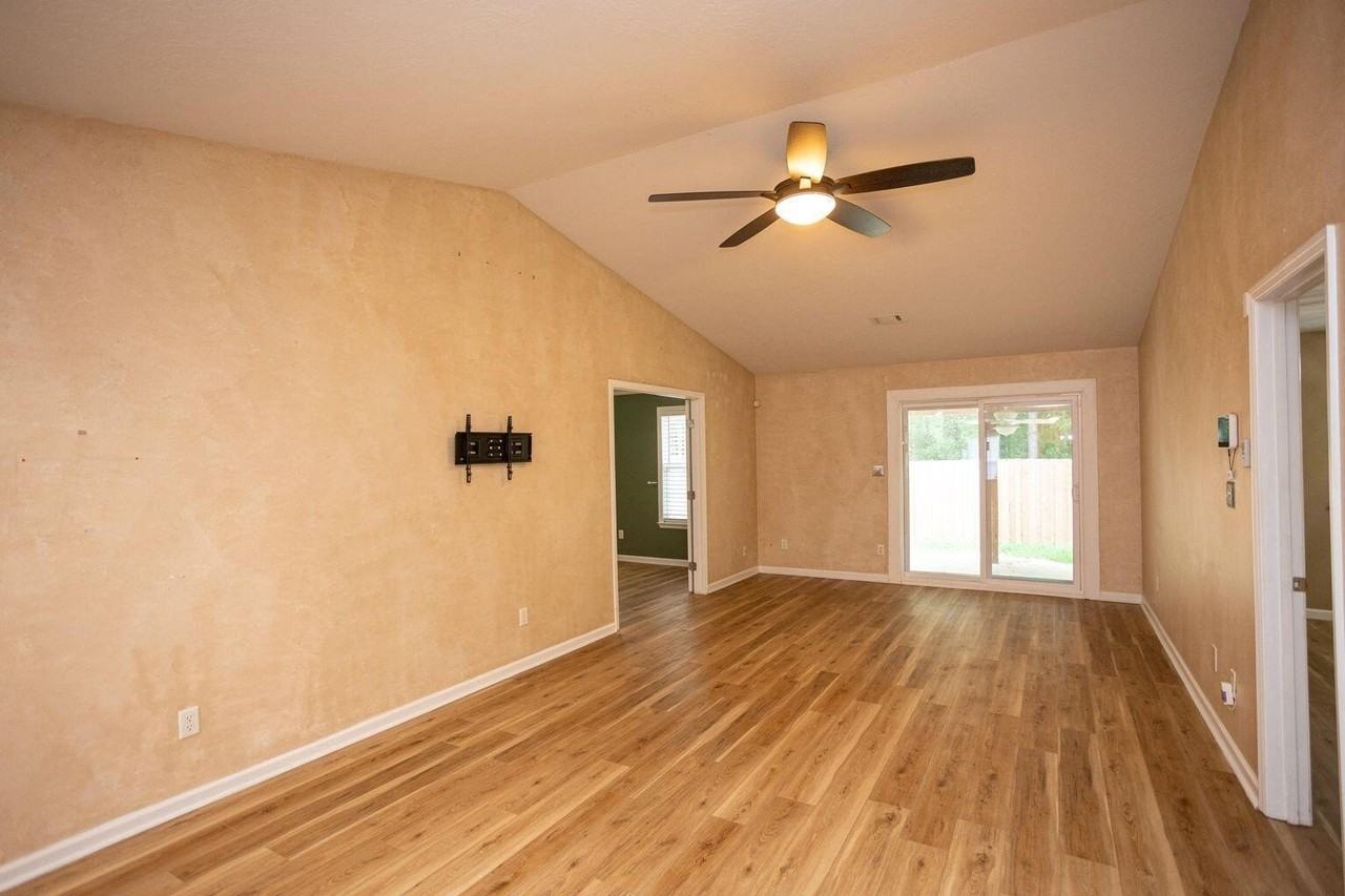 6053 Sanibel Dr - Photo 3 of 30