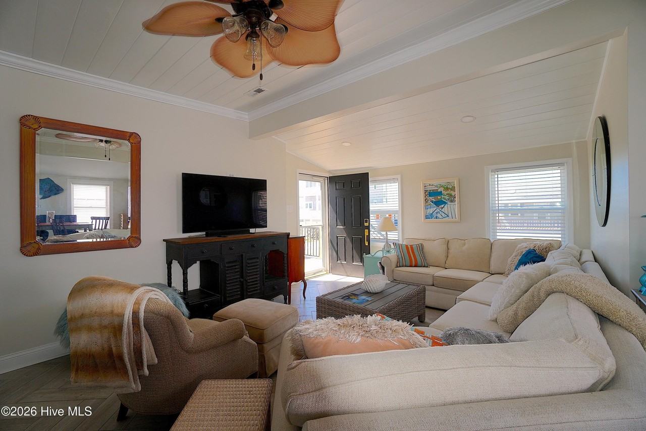 311 W Atlantic Blvd - Photo 3 of 38