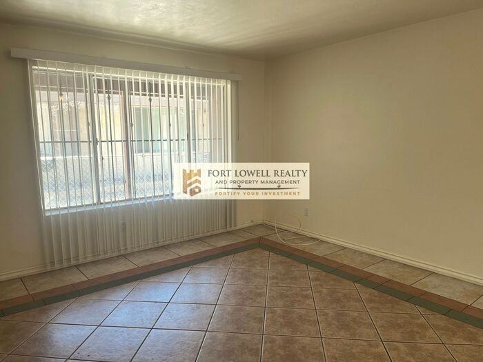 1932 S Montezuma Ave - Photo 2 of 11