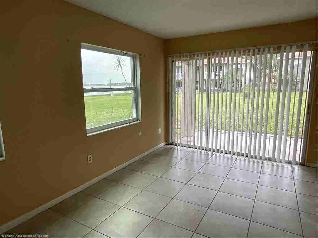 1015 Lakeview Dr - Photo 6 of 20