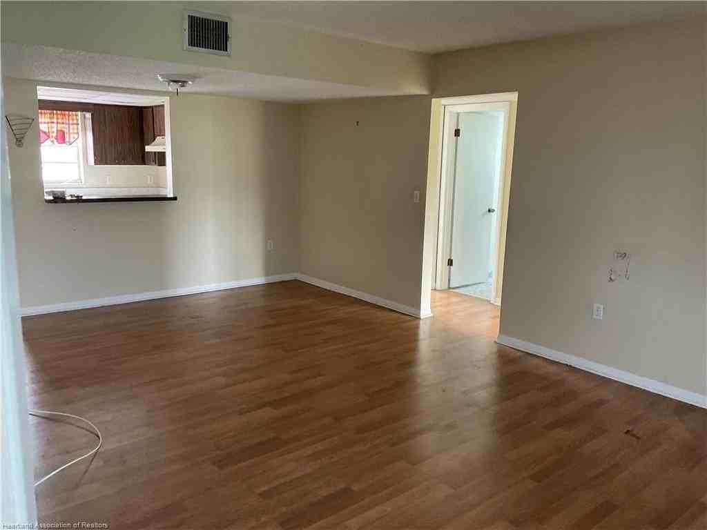1015 Lakeview Dr - Photo 7 of 20