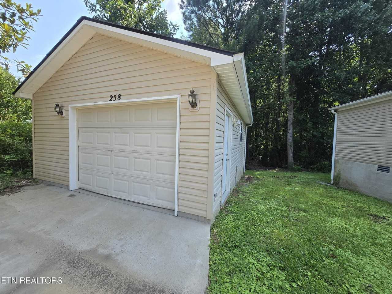 258 Dartmoor Dr - Photo 2 of 20