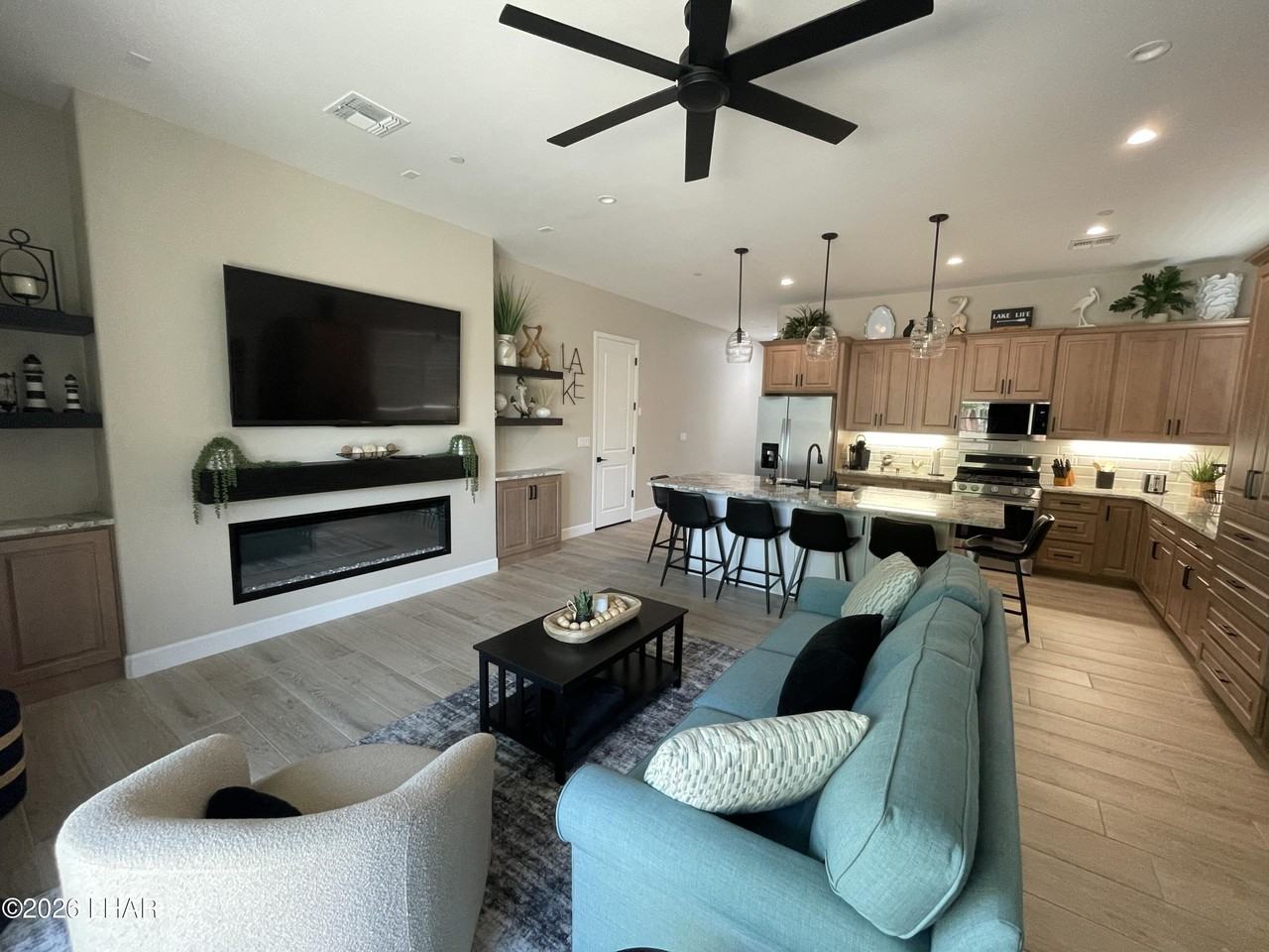 692 Island Cir - Photo 2 of 16