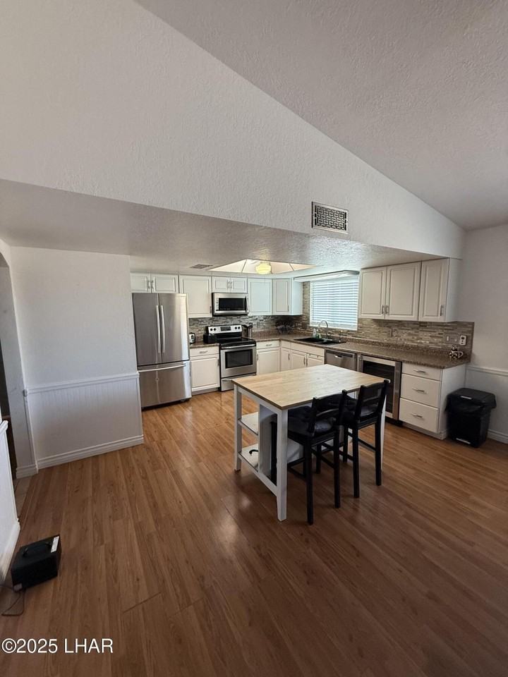 3231 Daytona Ave - Photo 2 of 18