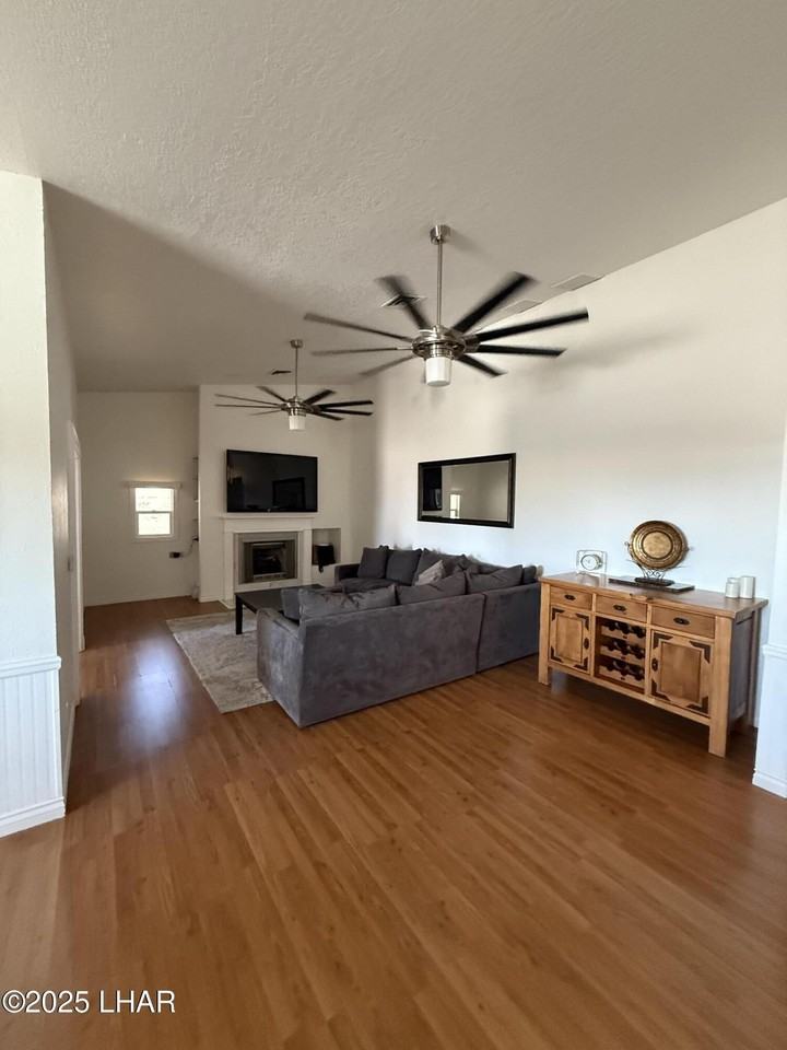 3231 Daytona Ave - Photo 4 of 18