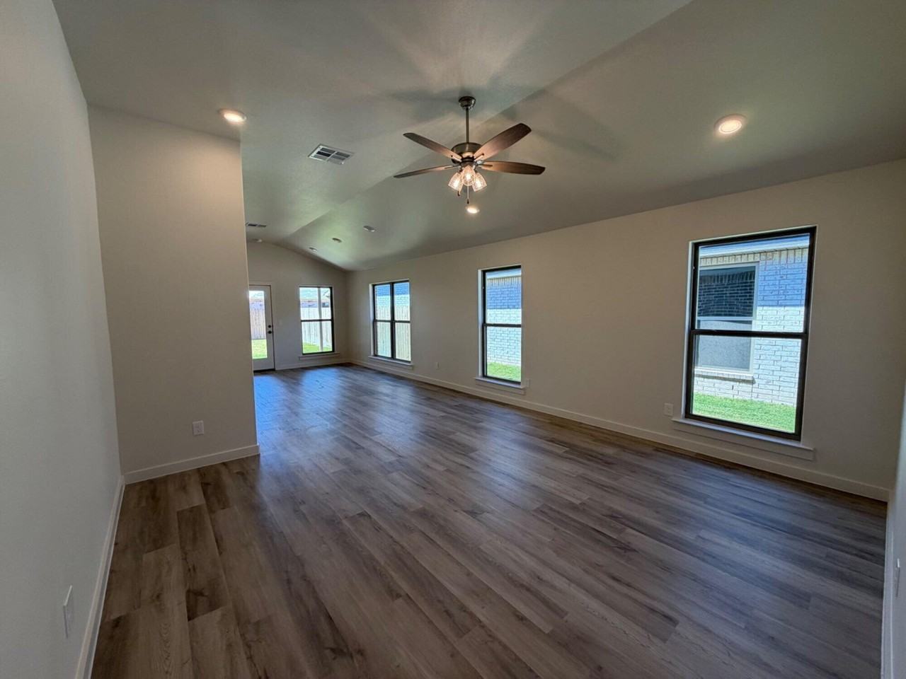 1318 Saratoga Ave - Photo 6 of 17