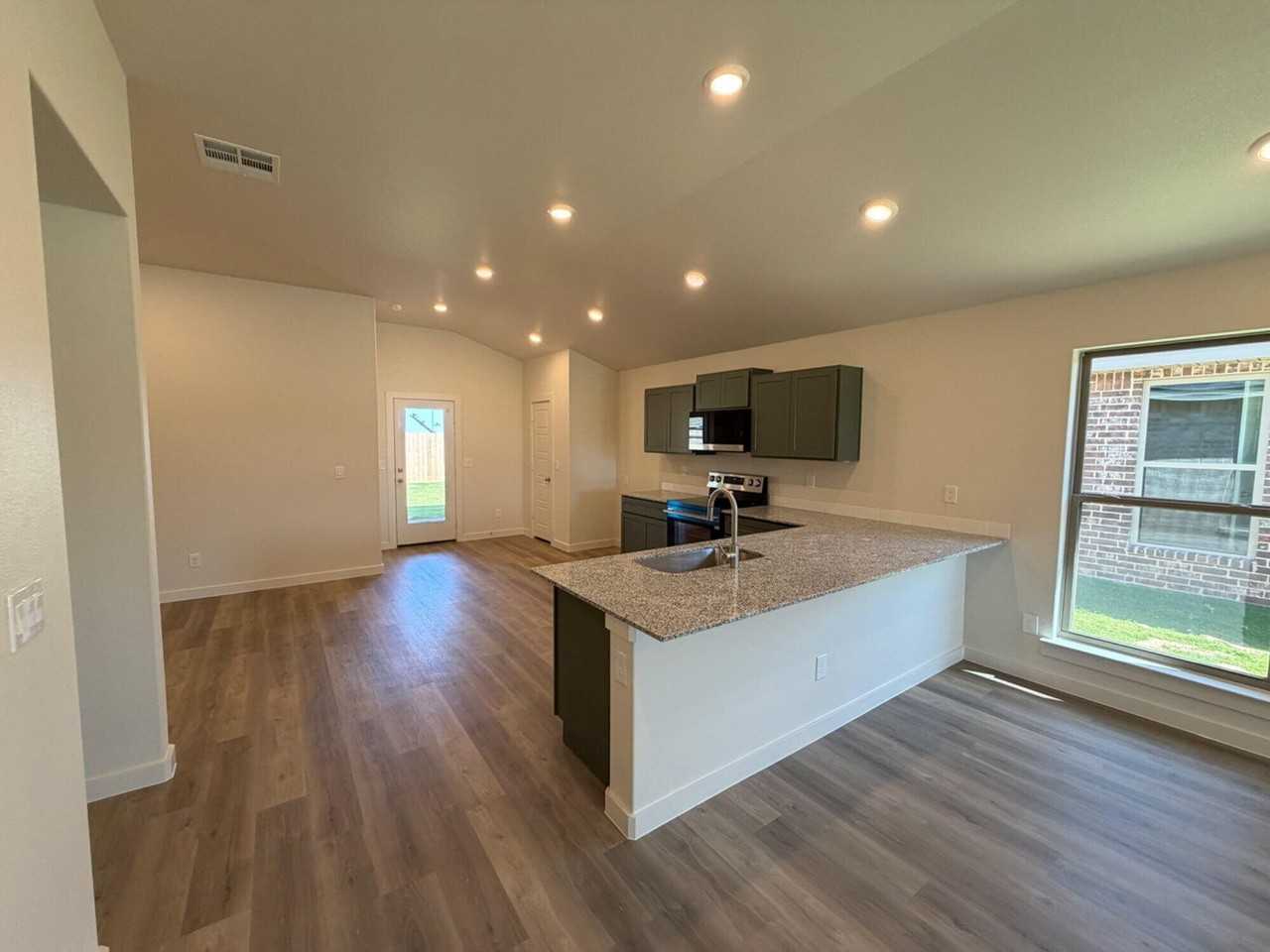 2407 Helena Ave - Photo 4 of 14