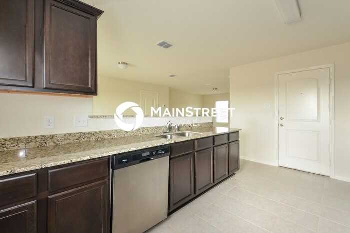 6214 Lakefront St - Photo 7 of 15
