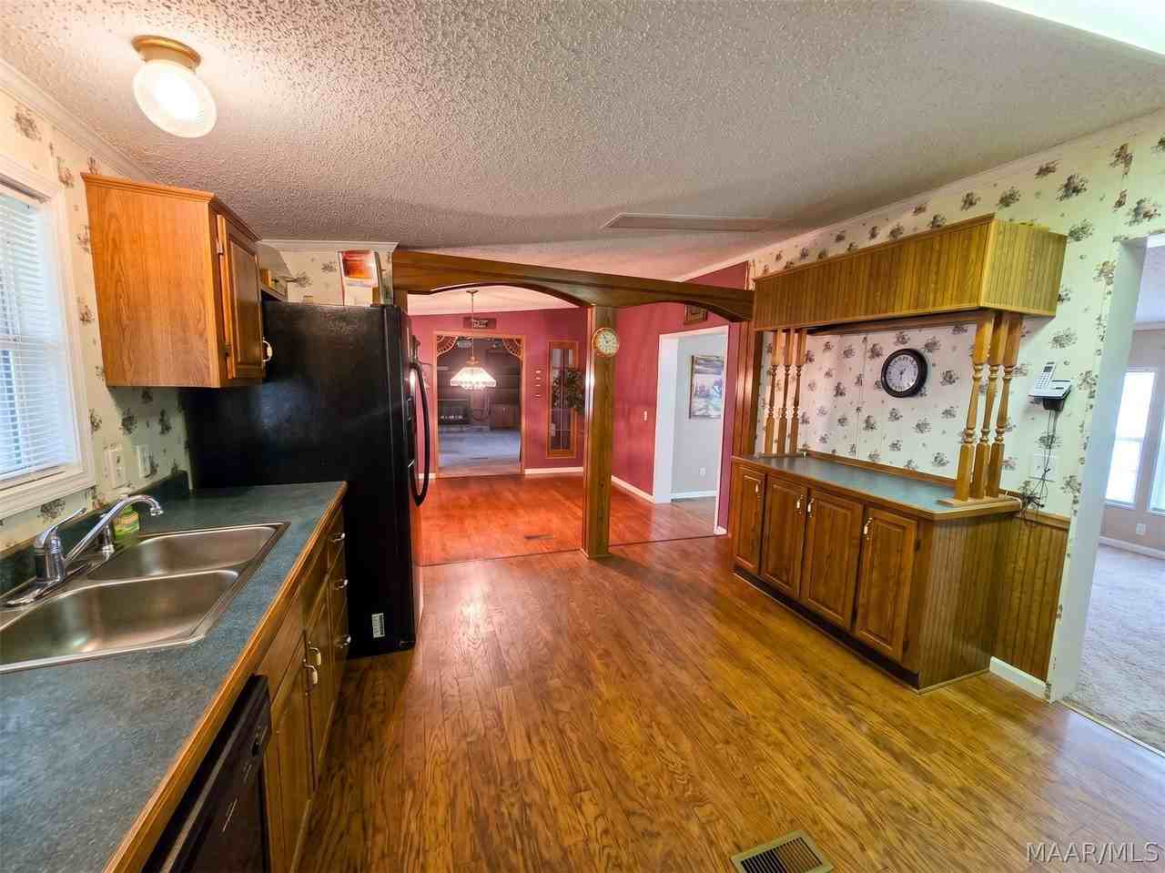 423 Hallmark Dr - Photo 6 of 22