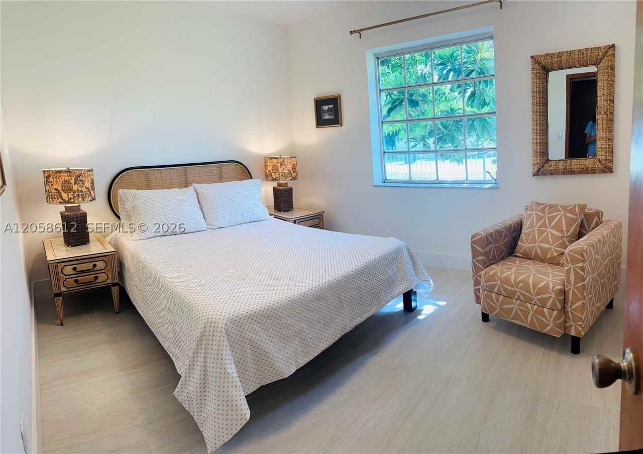 6401 Sw 39th Ter - Photo 4 of 27