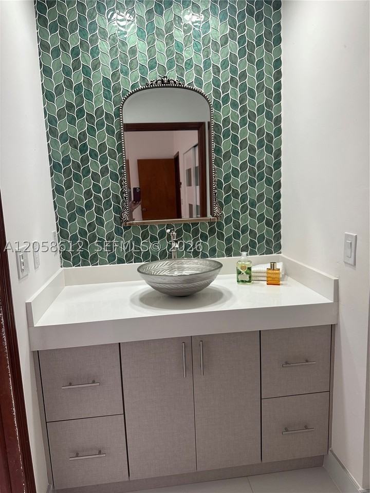 6401 Sw 39th Ter - Photo 6 of 27