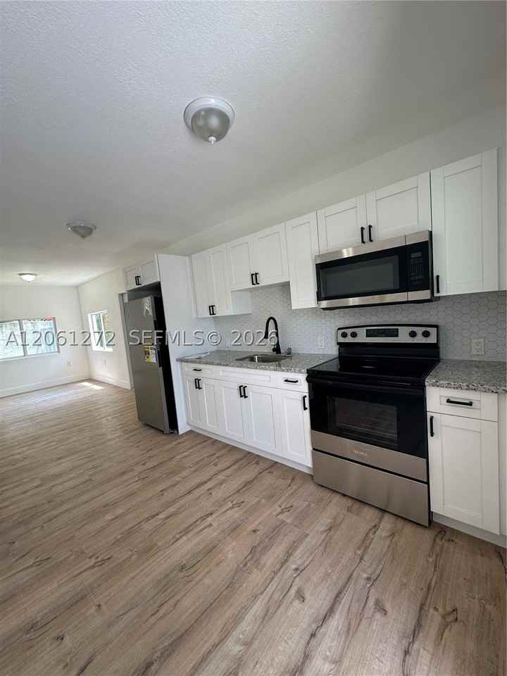 3123 Nw 22nd Ct #B - Photo 4 of 16
