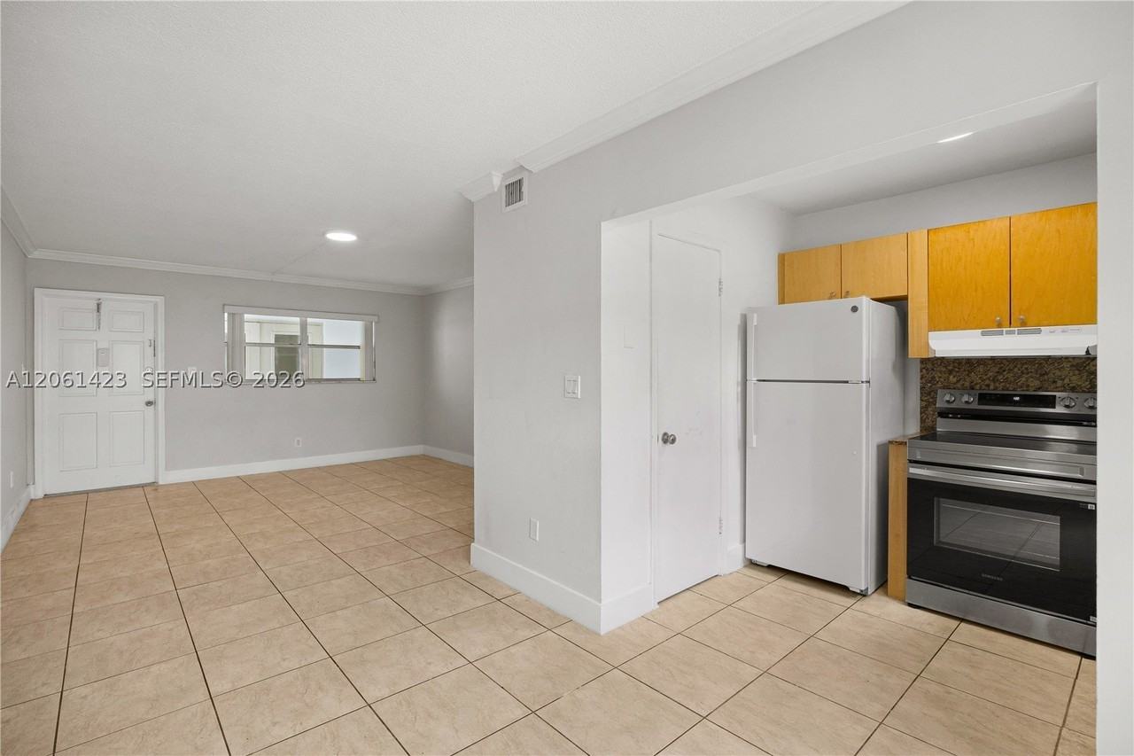 4933 Hollywood Blvd #103 - Photo 3 of 17